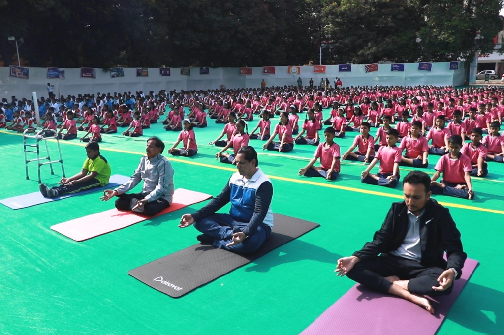 ऐरोली विधानसभा क्षेत्रात 56 ठिकाणी आंतरराष्ट्रीय योग दिन उत्साहात&nbsp;साजरा