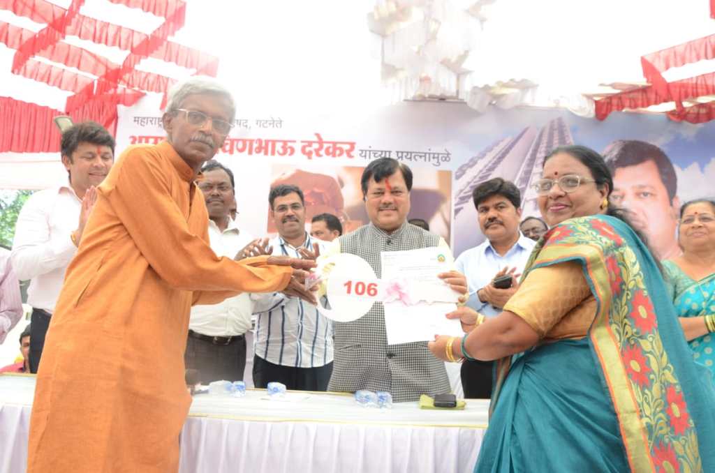 जय महाराष्ट्र नगरमधील रहिवाशांना आ. दरेकरांच्या हस्ते घराची चावी&nbsp;वाटप