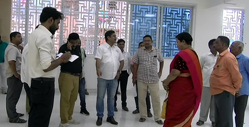 परेश ठाकूर यांसकडून समाज मंदिराच्या कामकाजाची&nbsp;पाहणी