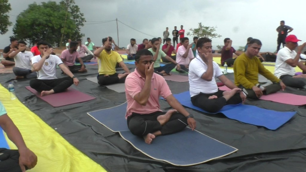 आ. प्रशांत ठाकूर यांच्याकडून माची प्रबळगडावर योग दिन उत्साहात साजरा 