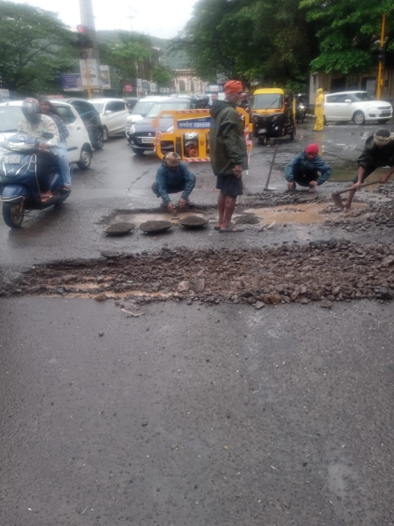 पनवेल: रस्त्यावरील खड्ड्यावरती तातडीने उपाययोजना करण्याच्या आयुक्तांच्या&nbsp;सूचना