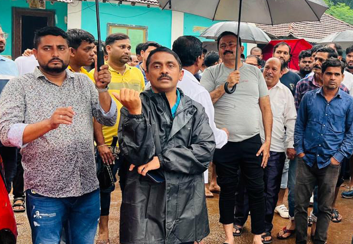 पाताळगंगा नदी पूर : डोलघर गावाच्या भूस्खलनच्या पार्श्वभूमीवर आ. प्रशांत ठाकूर यांची प्रशासनासोबत पाहणी 