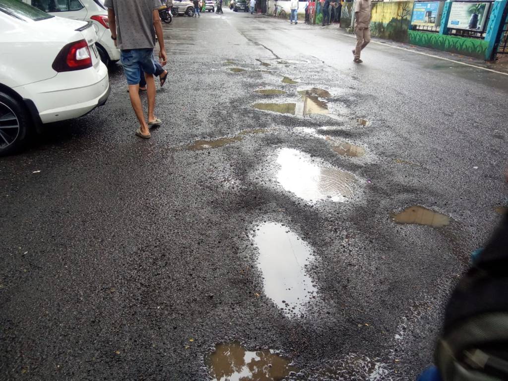 नगरसेवक ‘तीन’ तरीही तुर्भे गावातील ‘रस्ते&nbsp;खड्ड्यात’