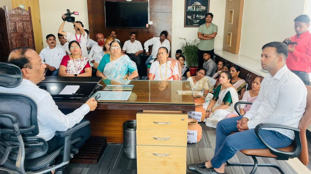 सरसोळे-कुकशेत ग्रामस्थांनी शहर अभियंत्यांच्या दालनाचा घेतला ताबा; लेखी आश्वासनानंतर घेतली&nbsp;माघार..!