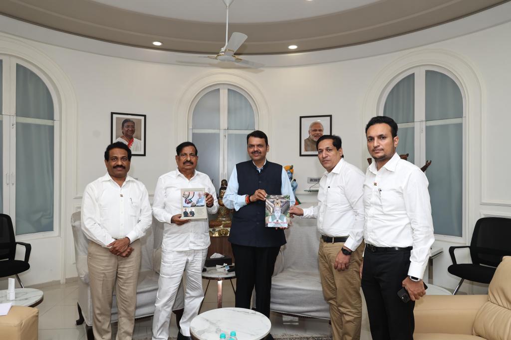 पंतप्रधान मोदींच्या भाषणांचे उतारे असणारी ‘कर्तव्य 2024’ दैनंदिनीउपमुख्यमंत्री फडणवीस यांच्या हस्ते प्रकाशित; जिल्हाध्यक्ष संदीप नाईक यांच्या संकल्पनेतील तिसरी अभिनव&nbsp;डायरी