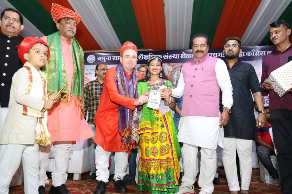 महेंद्र घरत यांच्या “यमुना सामाजिक शैक्षणिक संस्थे”च्या नवरात्री उत्सवाला ऑस्ट्रेलियन पाहुण्यांची भेट..!     