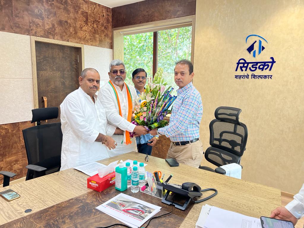 न. मुं. कॉंग्रेस प्रवक्त्यांकडून सिडको MD यांस चॉकलेटचा पुष्पगुष्छ&nbsp;भेट