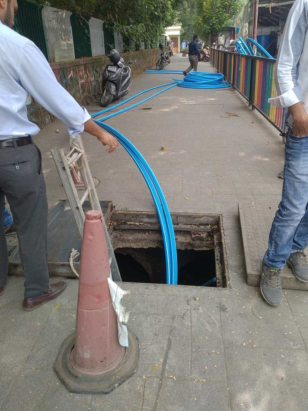 CCTV केबल्स ‘गटार आणि फुटपाथ’मधून मार्गस्थ..!