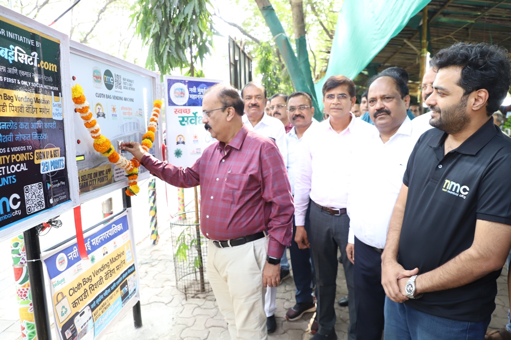 वाशीच्या महाराजा भाजी व फळ मार्केटमध्ये कापडी पिशवी वेंडींग मशीन कार्यान्वित  