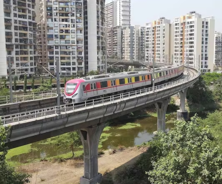 सिडको मेट्रो मार्गाच्या पुलावर अनधिकृत भित्तीपत्रके, संदेशवहन तारा काढून टाकण्याचे सिडकोचे आवाहन;अन्यथा कायदेशीर कारवाईचा&nbsp;इशारा