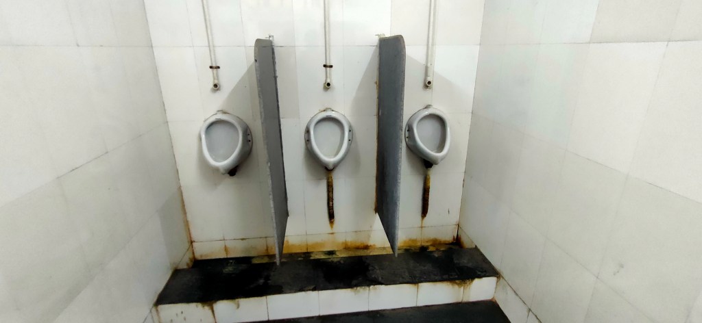 न्यायालयातील स्वच्छतागृहे निरोगी व स्वच्छतेच्या ‘न्याया’पासून वंचित