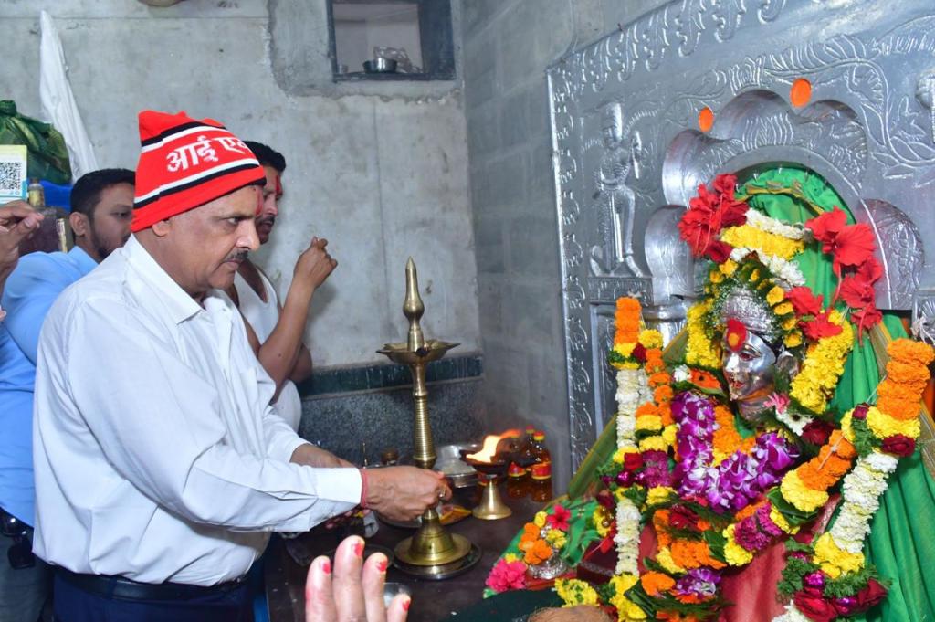 प्रकल्पग्रस्तांच्या गरजेपोटी घरांचा प्रश्न मार्गी; विजय नाहटा एकविरा मातेच्या&nbsp;चरणी