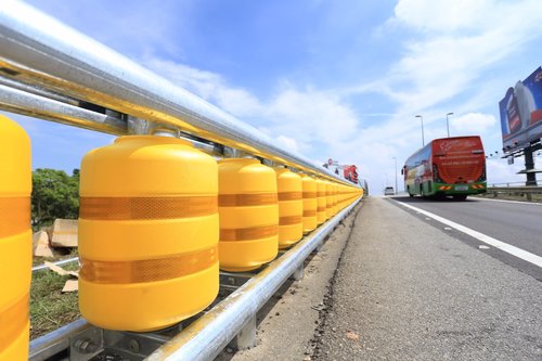 पामबीच रस्त्यावर ‘रोड सेफ्टी रोलिंग बॅरिअर्स’ची गरज