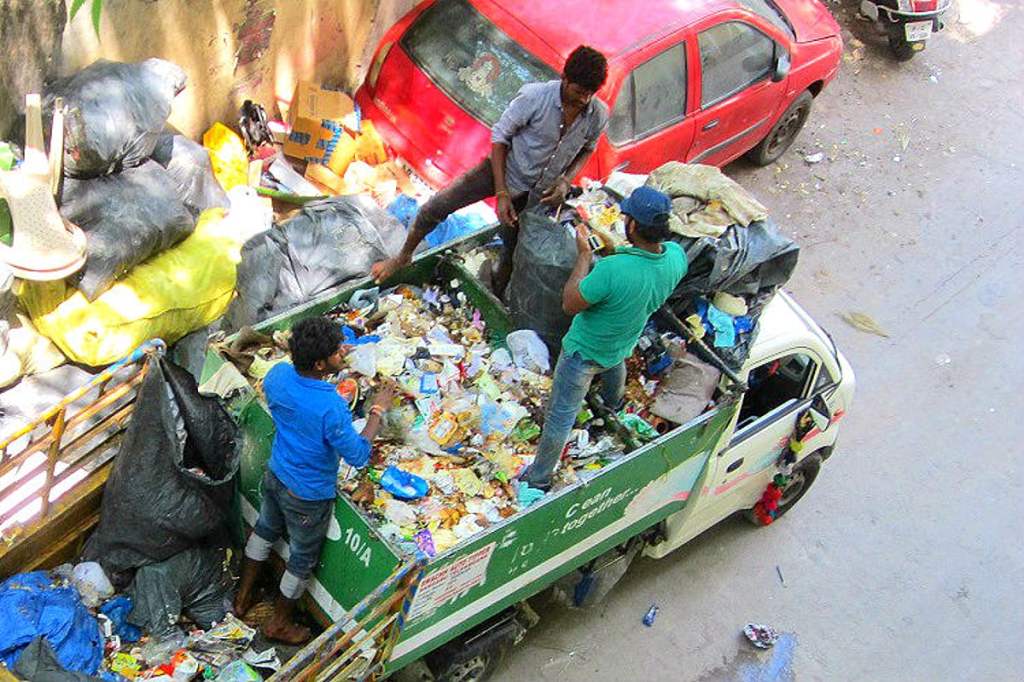 महानगरपालिकेच्या कचरा संकलन कर्मचाऱ्यांच्या आरोग्य व सुरक्षिततेबाबत गंभीर&nbsp;दुर्लक्ष