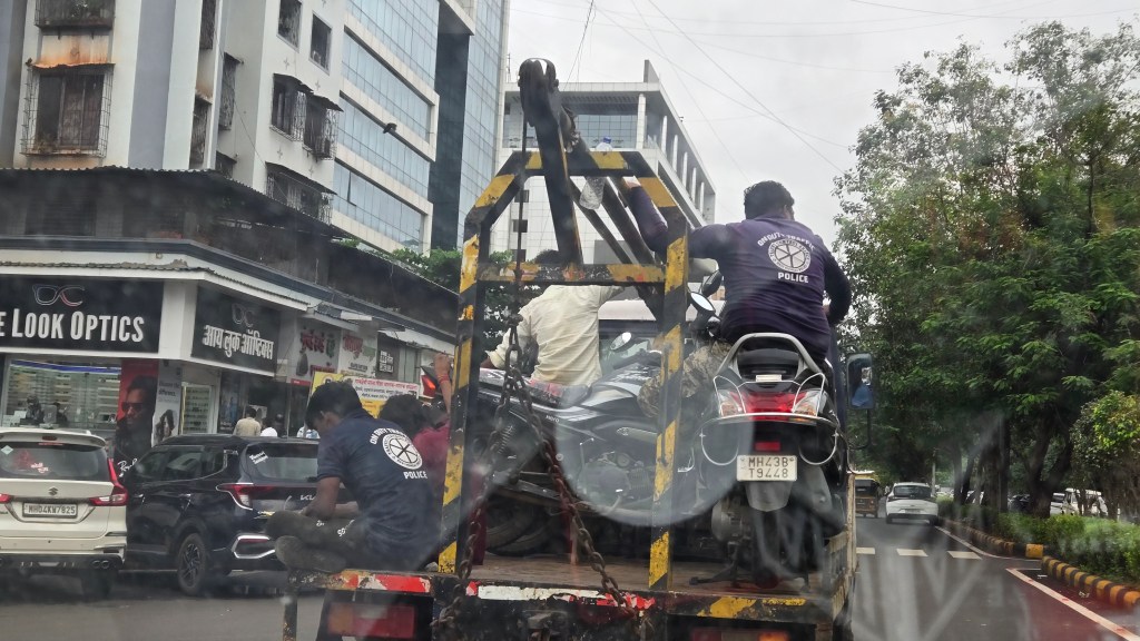 बेलापूरमध्ये हॉटेल मालकांची ट्रॅफिक पोलिसांशी ‘खास’ सौदेबाजी; “वाहतूक कोंडी आणि अपघातांना मिळते&nbsp;निमंत्रण”