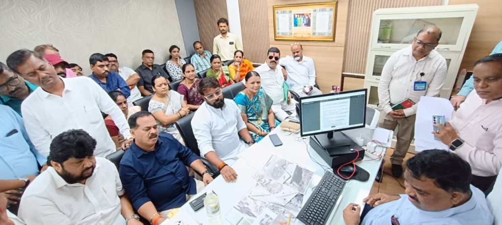 शिवसेना (UBT) पदाधिकाऱ्यांचा अधिकाऱ्यांवर आक्रमक पवित्रा, समस्यांचे निराकरण न झाल्यास&nbsp;आंदोलन