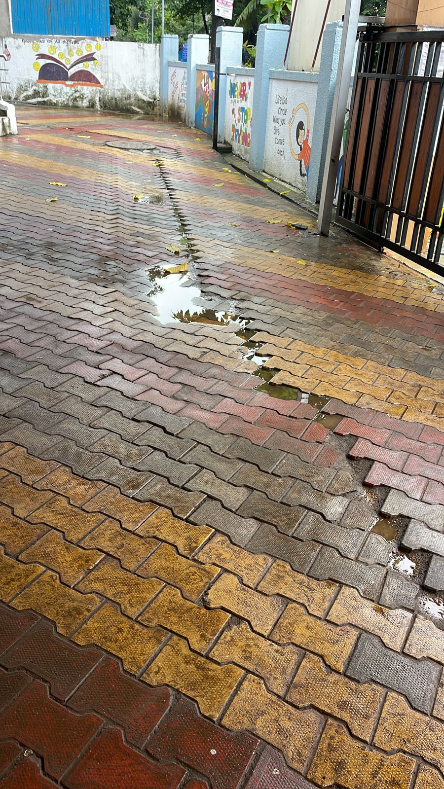 महापालिका शाळेच्या प्रवेशद्वारावरील ‘पेवर ब्लॉक’ खचले; तात्काळ स्टँप काँक्रीट करा – विशाल&nbsp;डोळस