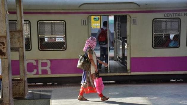 ठाणे-नेरुळ रेल्वे प्रवासात बांगडीची&nbsp;चोरी