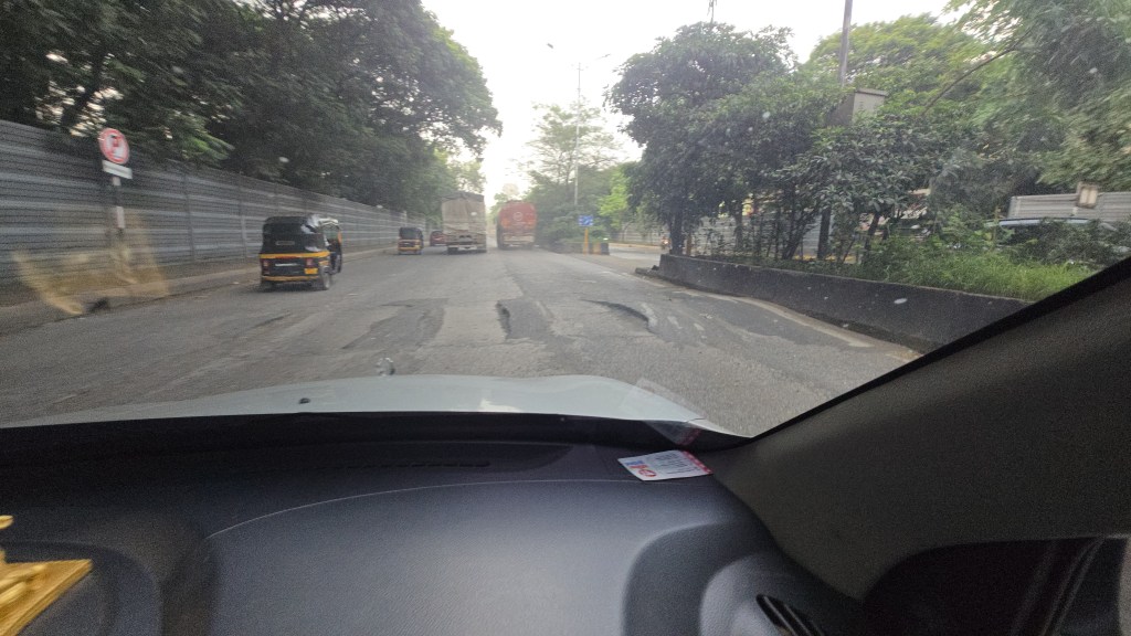 रस्ते दुरुस्तीसाठी अभियंत्यांना ‘लिगल&nbsp;नोटीस’