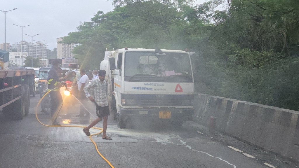 पत्रकार सुदिप घोलप यांच्या सतर्कतेमुळे, सीबीडी उड्डाणपुलावर संभाव्य आग&nbsp;टळली