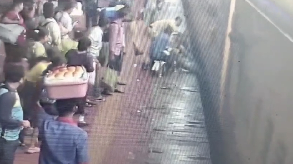 रत्नागिरी रेल्वे स्थानकावर RPSF कर्मचाऱ्यांचा प्रसंगावधानाने प्रवाशाचे प्राण&nbsp;वाचवले