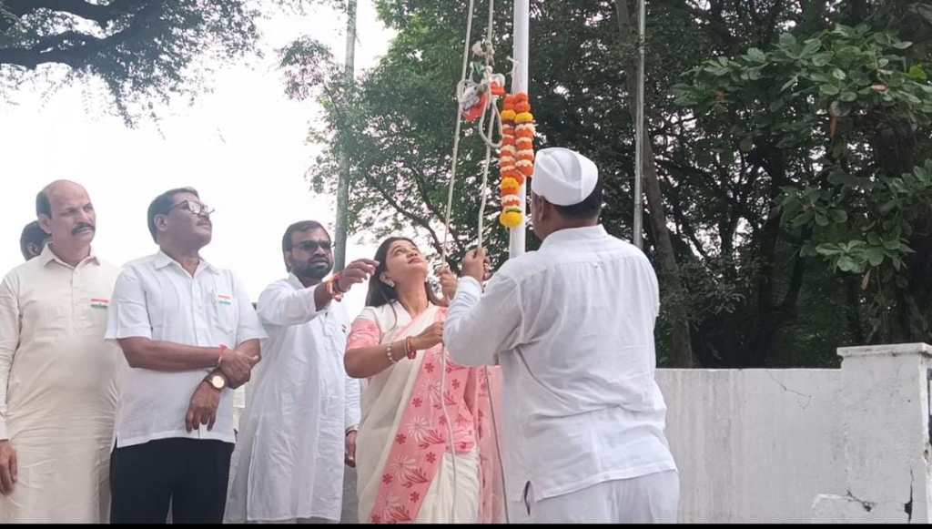 नवी मुंबई हे विविधतेत एकता आणि प्रगतीचे प्रतीक – जिल्हाध्यक्ष पूनम पाटील_काँग्रेस भवन येथे&nbsp;ध्वजारोहण