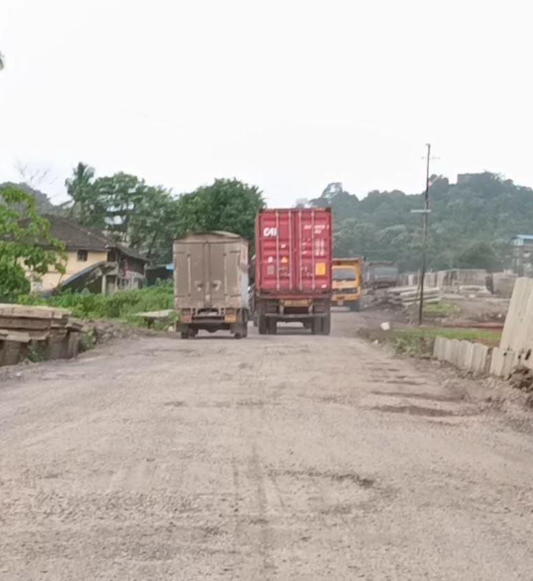 मुंबई-गोवा महामार्ग रखडण्यास कोकणी माणूसच&nbsp;कारणीभूत