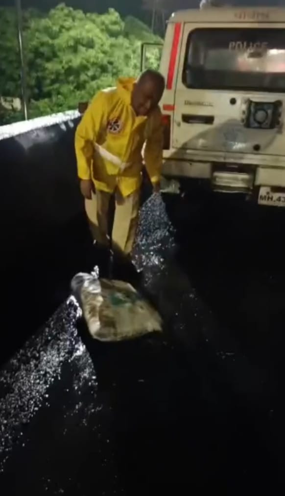 नवी मुंबईत वाहतूक पोलिसांचे जनश्रम; उरण ब्रिजवरील खड्डे स्वतःहून&nbsp;बुजवले