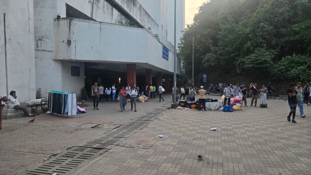 रेल्वे स्टेशन परिसरात बांगलादेशींच्या अनधिकृत हातगाडे-दुकानांचा सुळसुळाट